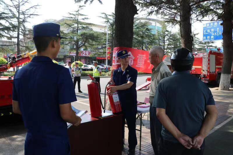 棲霞市消防救援大隊開展安全宣傳咨詢日消防宣傳活動